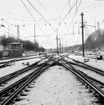 857743 Gezicht op het besneeuwde emplacement van het N.S.-station Arnhem te Arnhem, met links het seinhuis Post T.